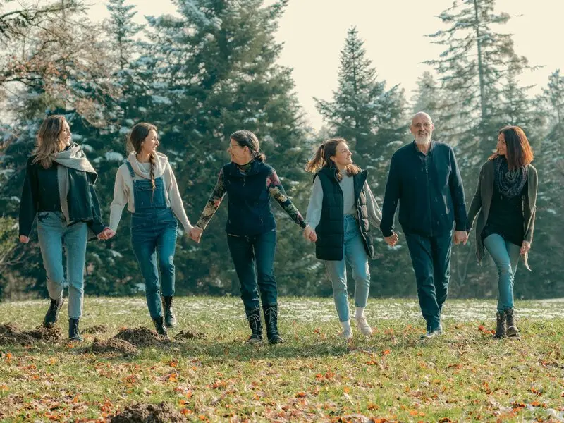 Familie beim Spaziergang in der Natur – natürliches Familienshooting in der Ostschweiz