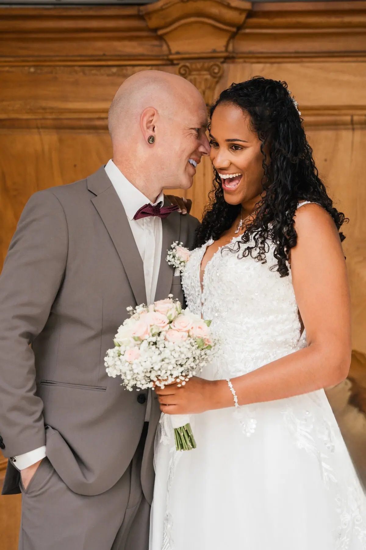 Hochkant-Porträt eines Brautpaars bei der Hochzeit in der Ostschweiz