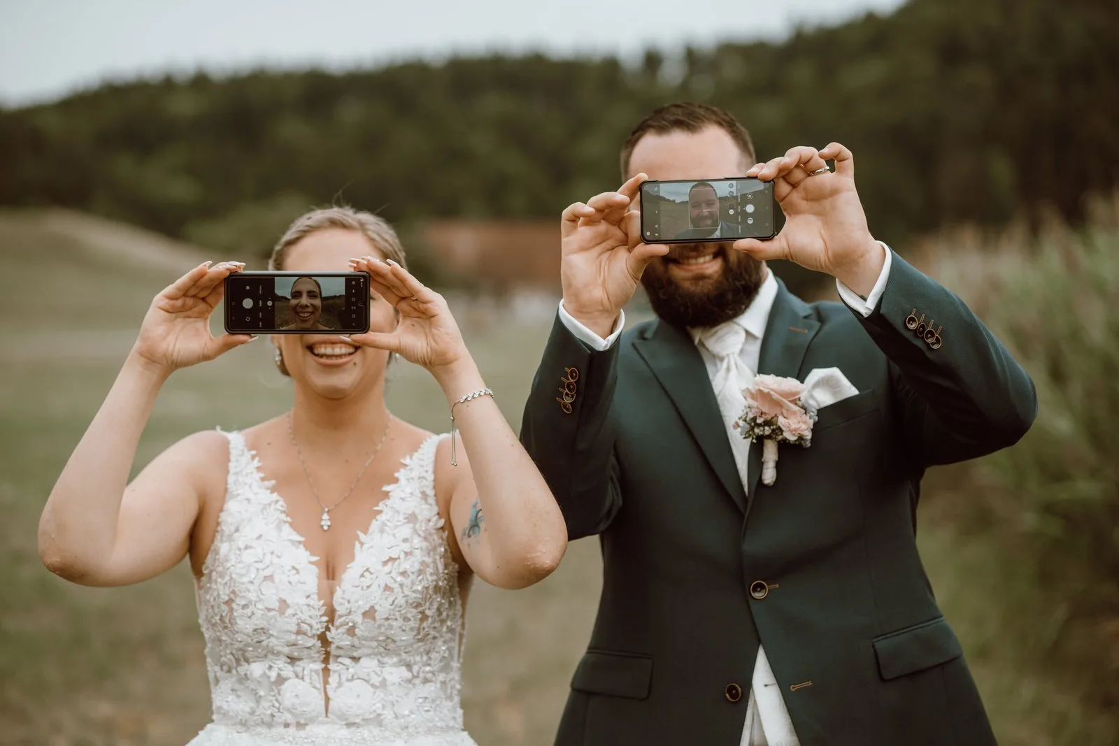 Brautpaar hält einen Moment fest – dokumentarische Hochzeitsfotografie St. Gallen