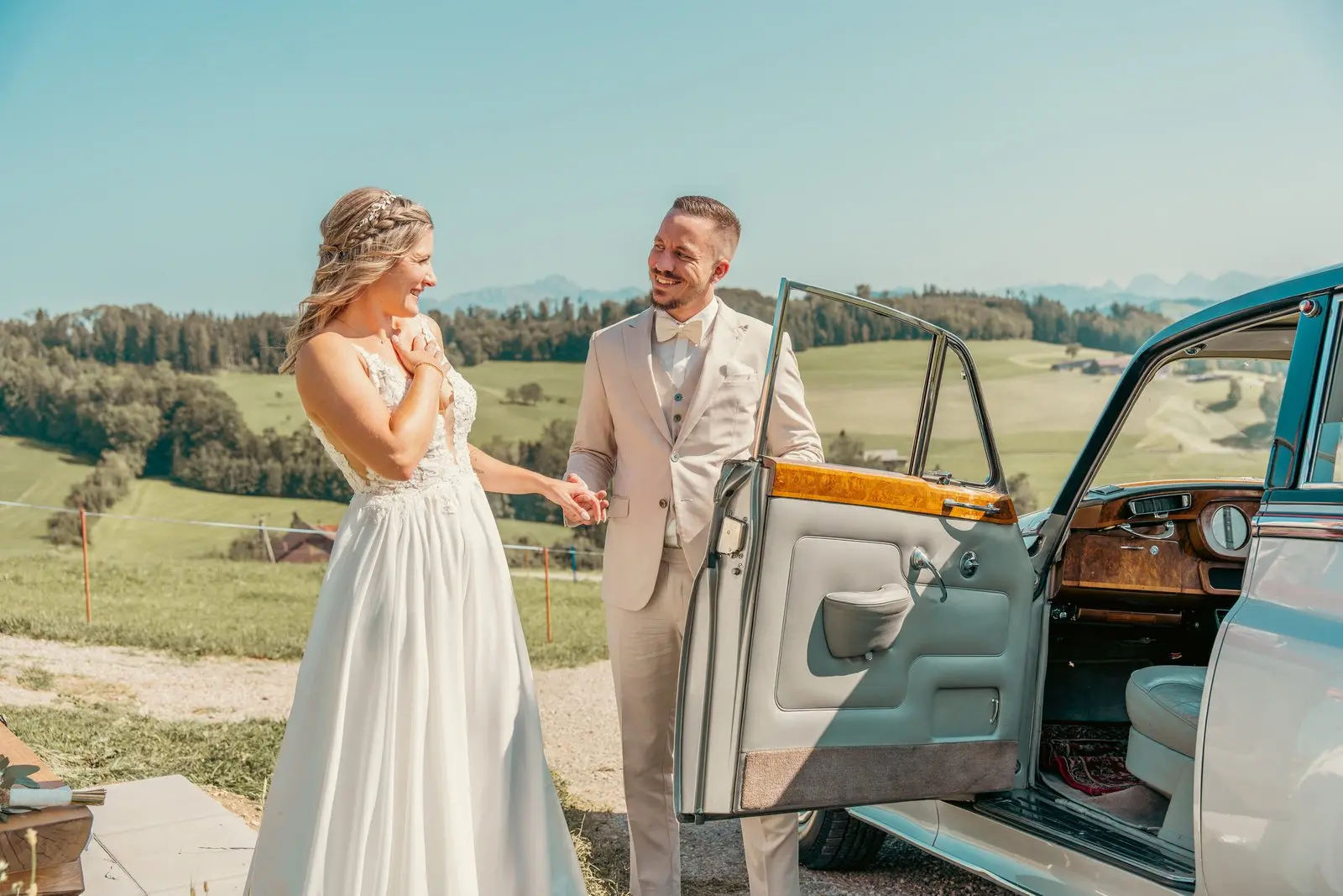 Brautpaar bei einem Oldtimer – Hochzeitsfotograf Ostschweiz Jairo Thoma
