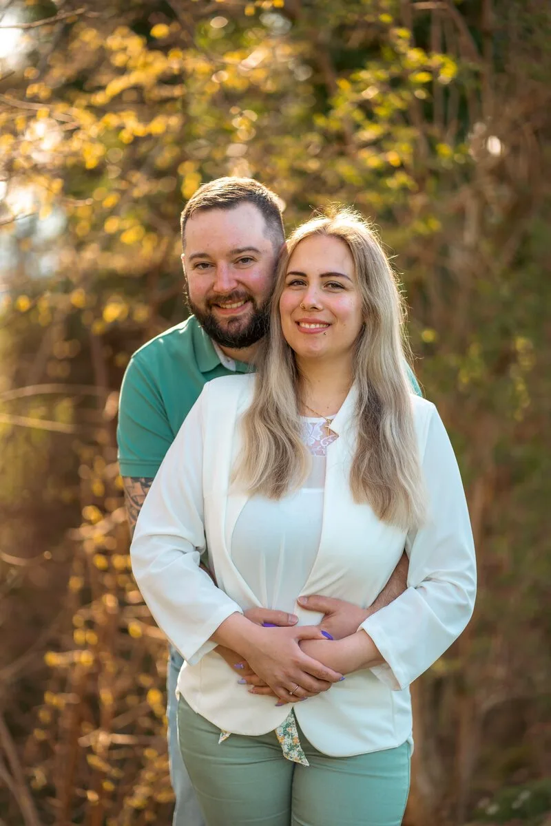Brautpaar in heller Kleidung, natürlich und ungestellt fotografiert